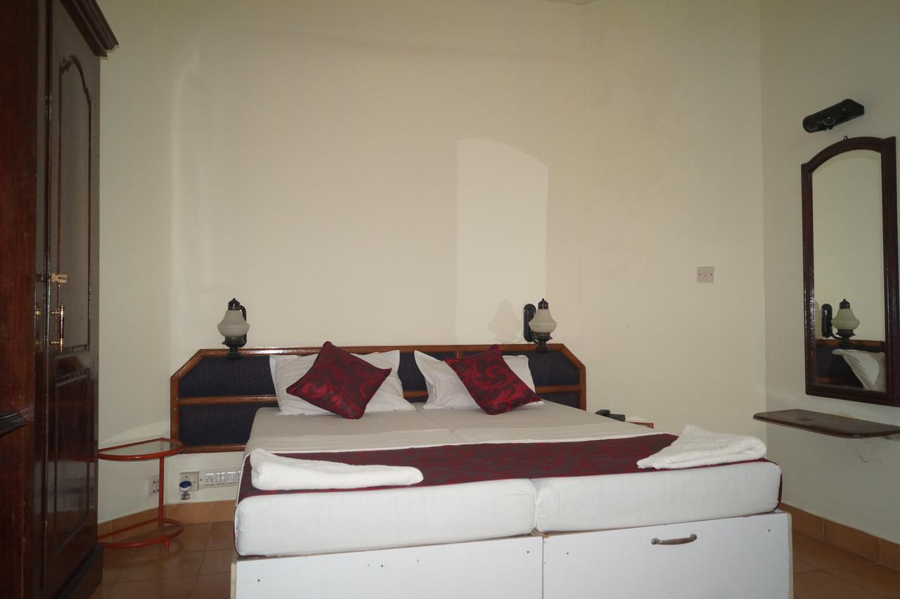 Hotel Thushara Ковалам Екстериор снимка